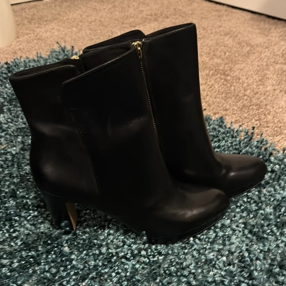 LIKE NEW Nine West Black Ankle Booties with Chunky Heel Leather